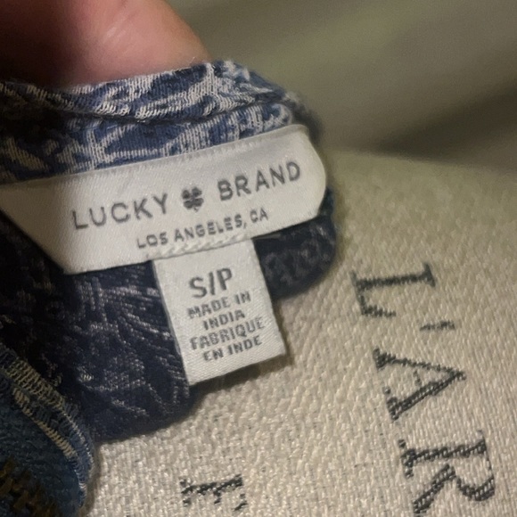Lucky Brand blue white tan floral shortsleeve shirt women’s top Small - Picture 6 of 8